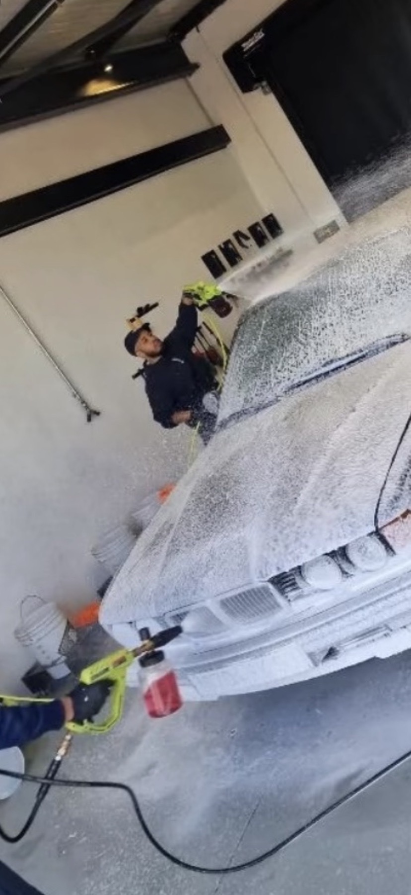 Prélavage de la BMW à la mousse active