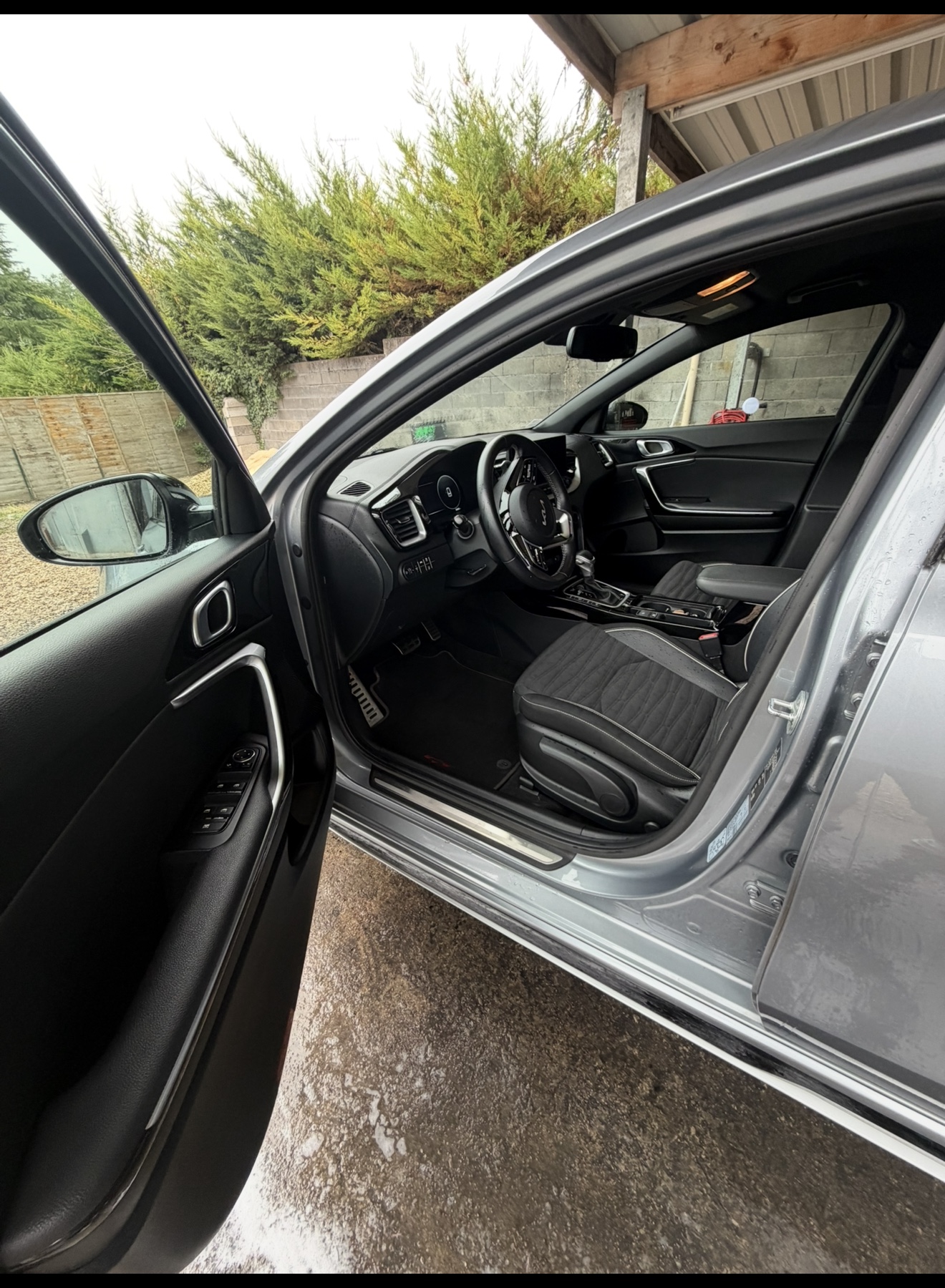 Intérieur de la Kia Ceed vu depuis la porte conducteur